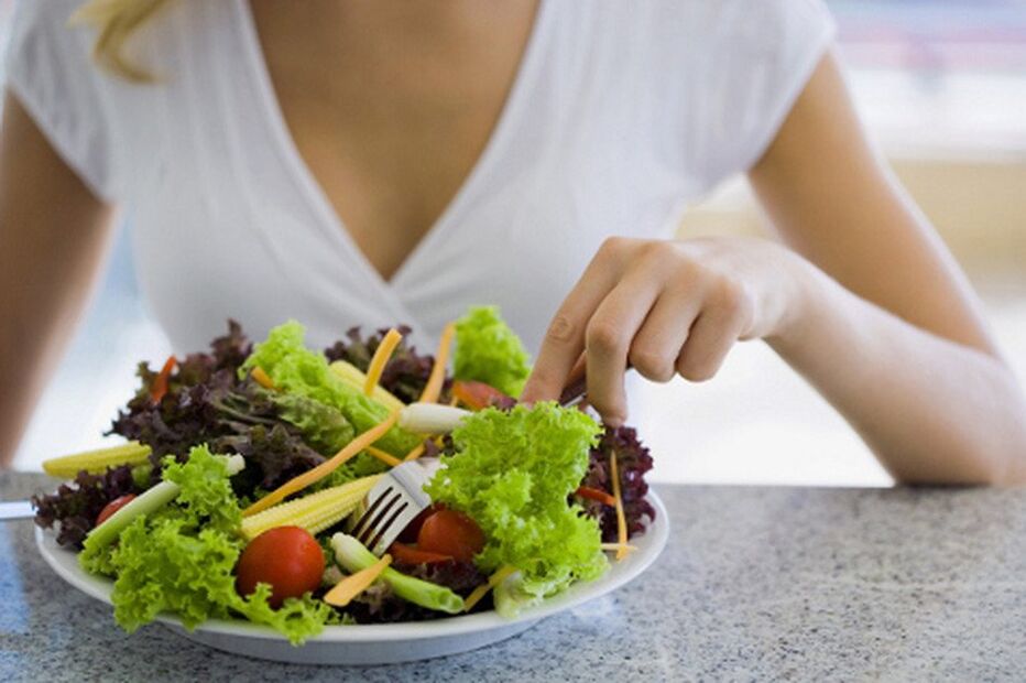 Con gastrite, é necesario evitar as verduras frescas en favor das verduras cocidas ou cocidas. 