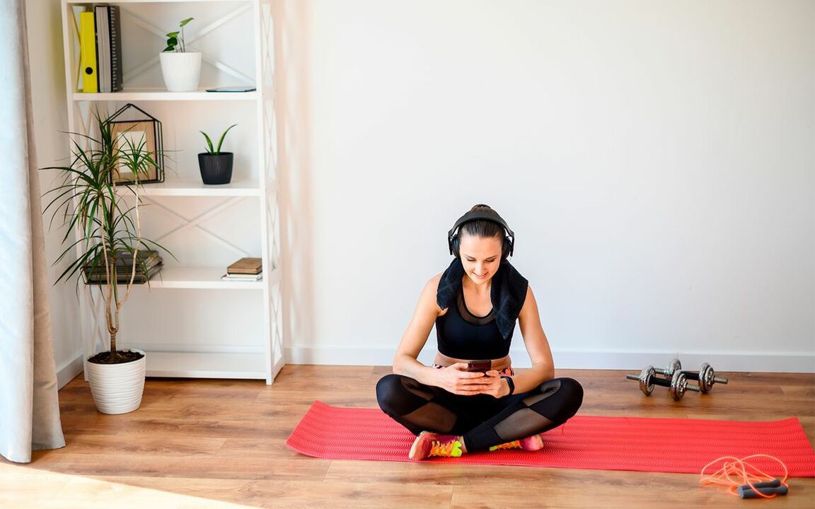 Fai ioga ou ximnasia na casa para perder peso